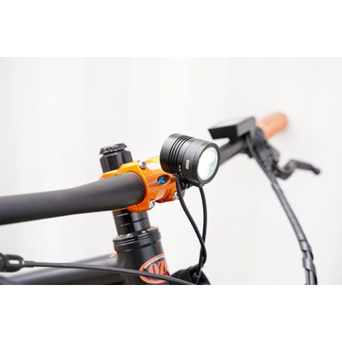 Eclairage avant 200 lumens pour vélo electrique. Lampe OZO. alimentation de  18V à 56V DC