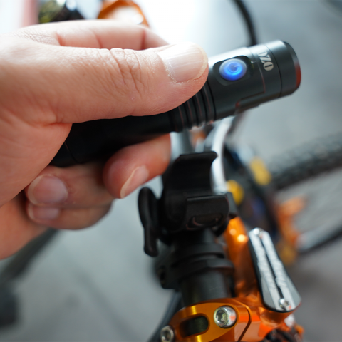 Lampe USB 500 Lumens avec batterie Li-ion 3.7V 2.4Ah