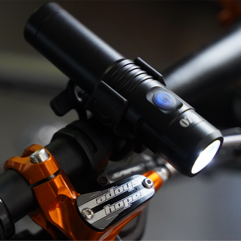 Lampe USB 500 Lumens avec batterie Li-ion 3.7V 2.4Ah