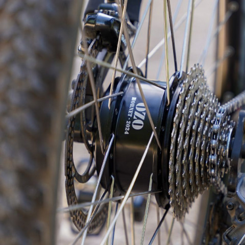 Kit Hornet pour axe traversant 250W roue arrière avec batterie carénée 36V 250Wh à 700Wh